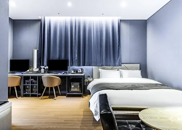 Triple 8 Hotel *
